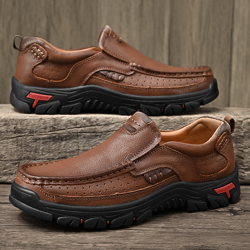 Robuste Herren Alltagstiefel. Schwarze Schlupfstiefel mit Fußgewölbeunterstützung und rutschfester Sohle für Komfort.