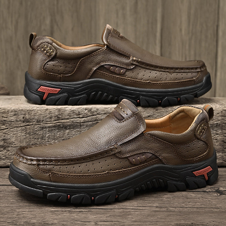 Herren Schlupfstiefel, braun. Komfortable Halbstiefel mit integrierter Fußgewölbeunterstützung und rutschfester Sohle.