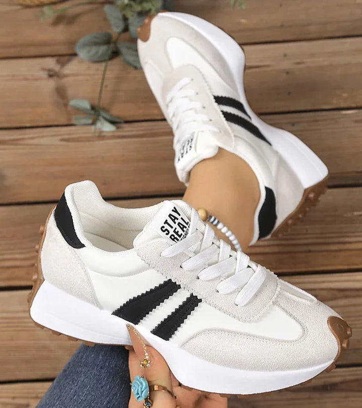 Seitenprofil des Halima Retro-Sneakers, Fokus auf die mehrschichtige, dämpfende Sohle.