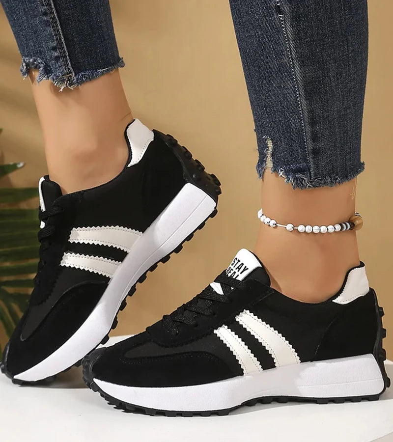 Innenansicht des Halima Retro-Sneakers, gepolstertes Fußbett für maximalen Tragekomfort.