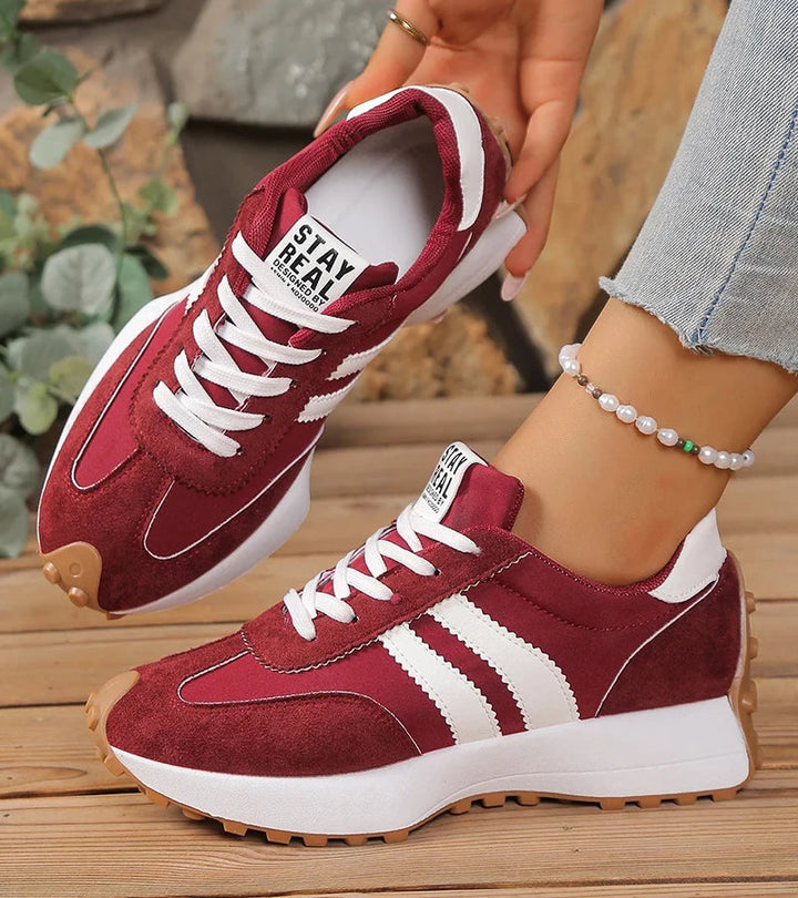 Eng geschnürter Halima Unisex Retro-Sneaker, sicherer Halt und klassischer Retro-Stil.