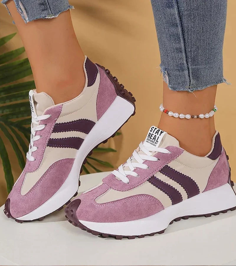 Ein Paar Halima Unisex Retro-Sneaker, bereit für sportlichen Look und Komfort im Alltag.