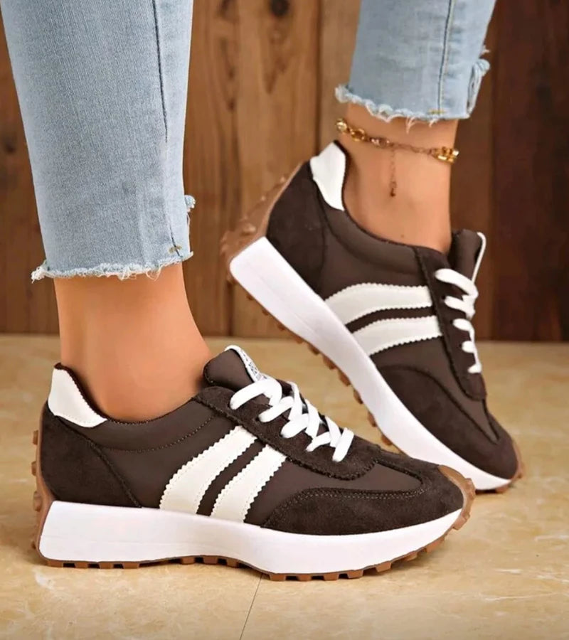 Halima Retro-Sneaker von oben, mit Zunge & Schnürung, betont den klassischen Freizeitschuh-Stil.