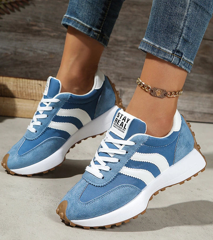 Dynamische Seitenansicht des Halima Retro-Sneakers, ideal für aktive Freizeitmomente.