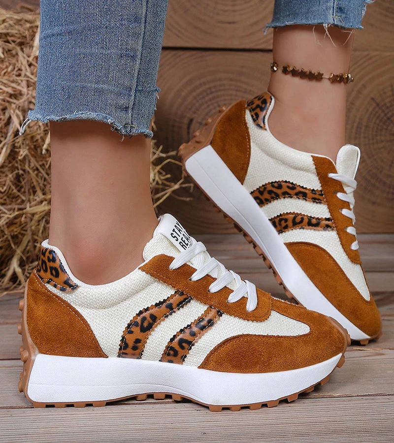 Nahaufnahme des Markenlogos auf dem Halima Unisex Retro-Sneaker, Zeichen für Qualität.