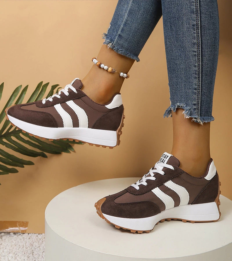 Halima Retro-Sneaker mit offenen Schnürsenkeln, lässiger Unisex-Stil für entspannte Tage.