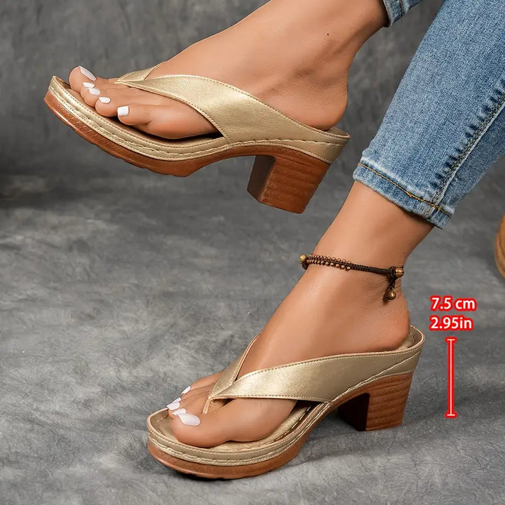Bequeme braune Damen Sandalen, leichte Alltagsschuhe mit hohem Fusskomfort & elegantem Design.