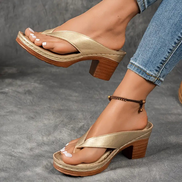 Modische goldene Damen Sandalen, leicht & elegant, perfekte Sommerschuhe für stilvolle Outfits.