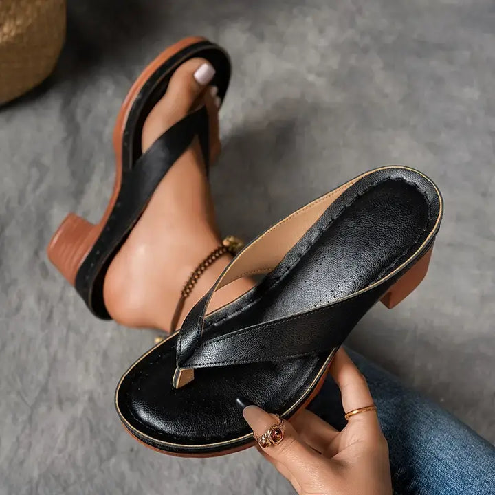Weiße Damen Sandalen: bequeme & elegante Sommerschuhe, perfekt für modische Alltagskleidung.