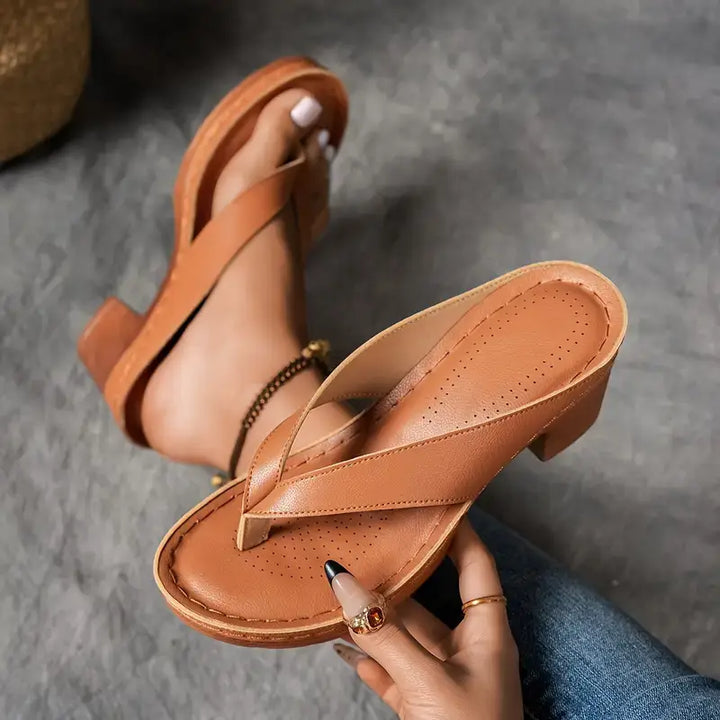 Elegante Damen Sandalen für den Sommer, bieten optimalen Fusskomfort und stilvolle Ästhetik.