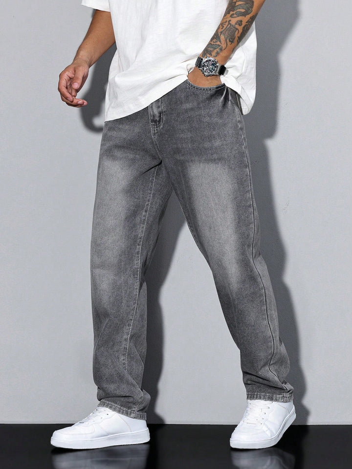 Dunkelblaue Herrenjeans mit lockerer Passform und geradem Bein für Komfort und Stil.