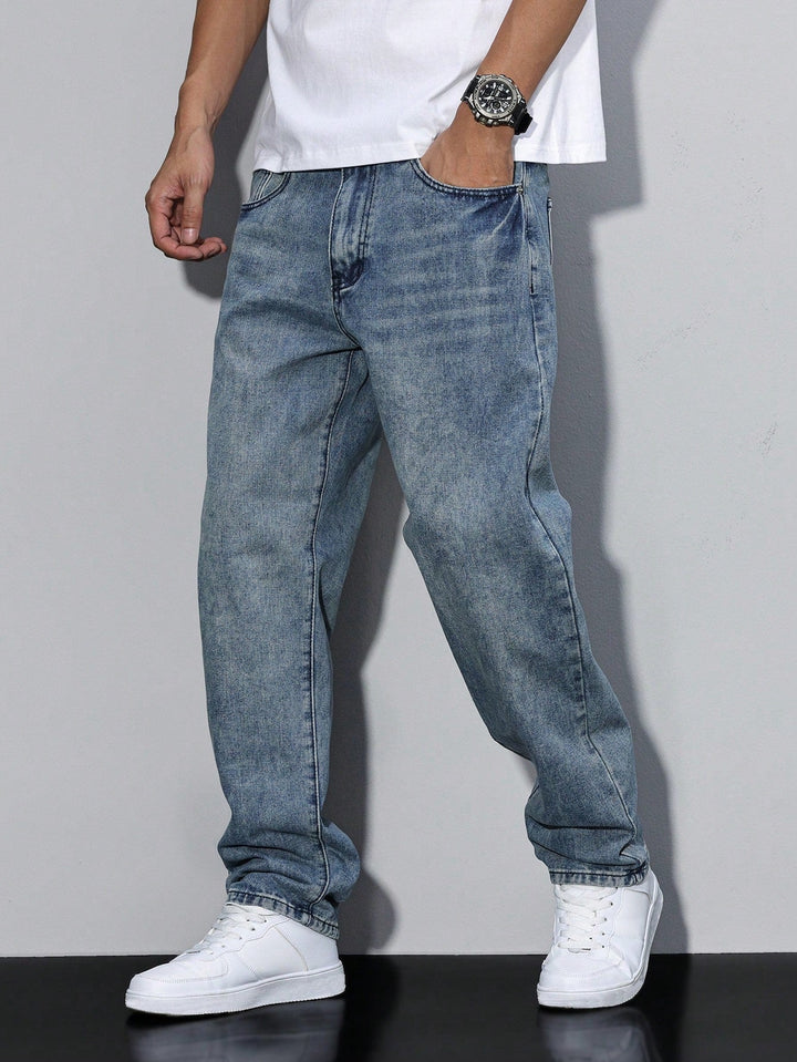 Klassische, dunkelblaue Herrenjeans in lockerer Passform, vielseitig und bequem für jeden Tag.