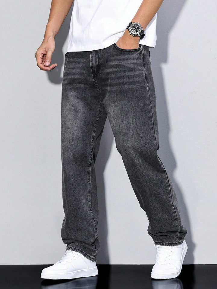 Nahaufnahme der Textur einer robusten Herrenjeans mit lockerer Passform, strapazierfähig und stilvoll.