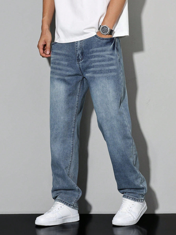 Vielseitige Herrenjeans mit lockerer Passform, perfekt als Alltagsjeans oder Freizeithose.