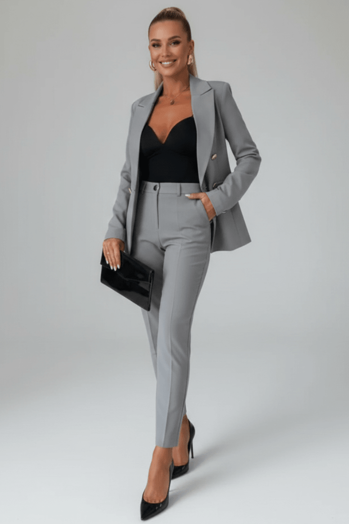 Komplettes Damen Hosenanzug Set. Eleganter Blazer & passende gerade Hose für ein professionelles Business Outfit.