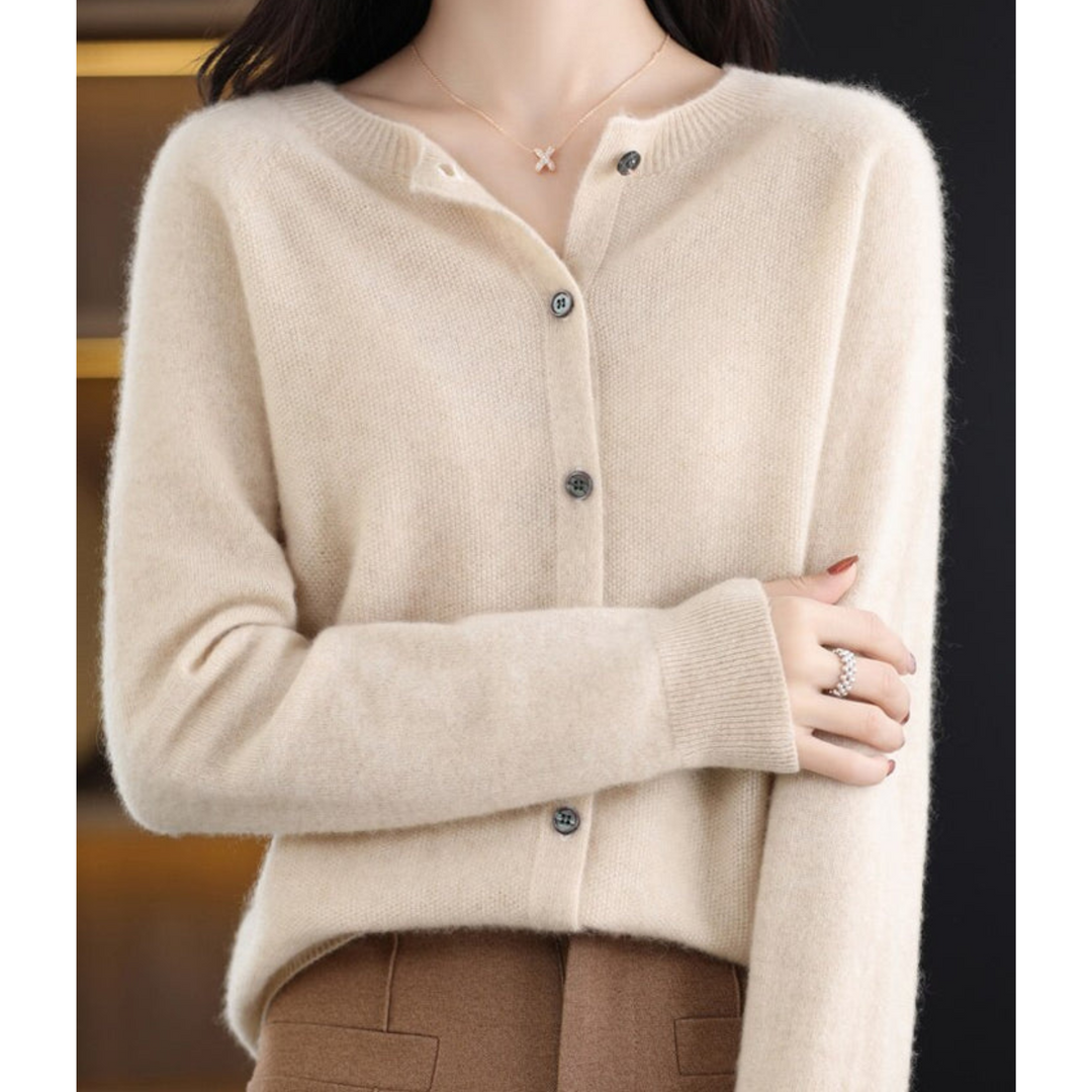 Stylischer Damen Strick-Cardigan, V-Ausschnitt, Knopfleiste, für moderne Herbst-Outfits.
