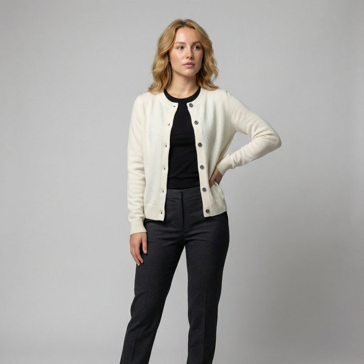 Gemütlicher Damen Strick-Cardigan in Schwarz, gestrickt, mit V-Ausschnitt & durchgehender Knopfleiste.
