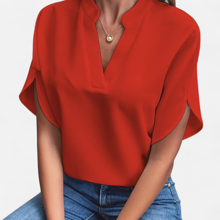 Moderne Damenbluse mit ausgestellten Ärmeln. Eine elegante, taillierte Bürobluse für stilvolle Frauen.