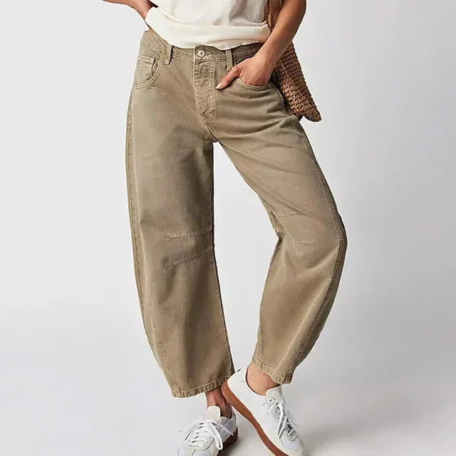 Moderne Damenjeans mit hoher Taille und modisch weitem Bein für eine bequeme, lockere Passform.