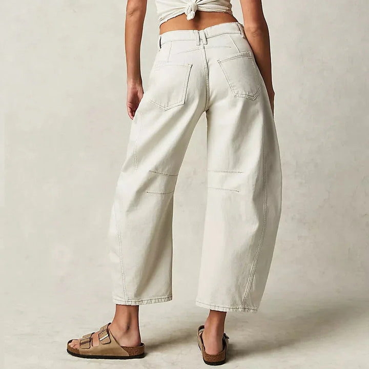 Trendige Damenjeans mit hoher Taille und weitem Bein, ideal für stilvolle und bequeme Alltagsoutfits.