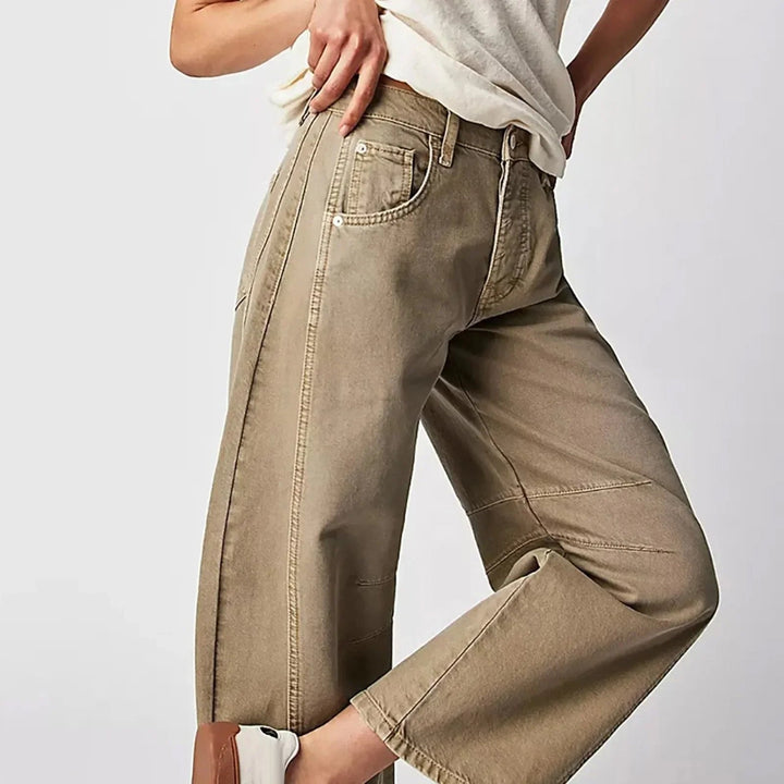 Figurfreundliche Damenjeans mit hoher Taille und weitem Bein, bietet maximale Bewegungsfreiheit und Stil.