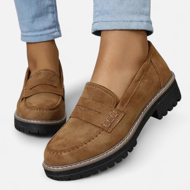 Moderne Damen Plateau Loafer, strapazierfähig, mit bequemem Plateau und niedrigem Absatz.