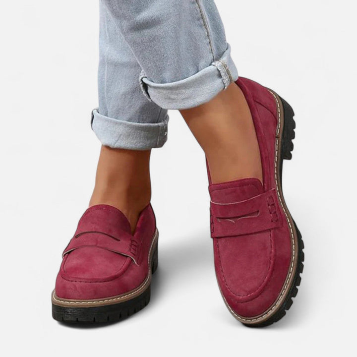 Freizeit-Loafer für Damen. Bequeme Plateau-Sohle und niedriger Absatz für lässige Eleganz.