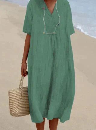 Luftiges Damen Strandkleid mit V-Ausschnitt & Kurzarm für den Urlaub. Bequemes Sommerkleid mit lockerer Passform.