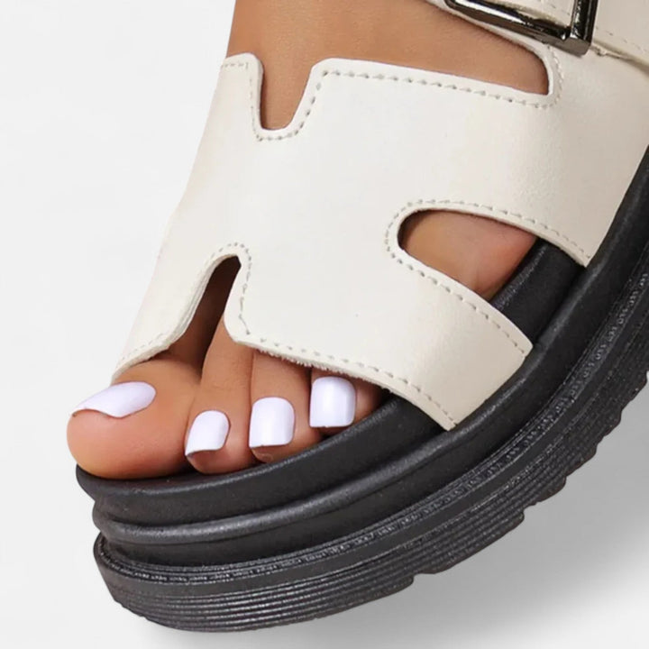 Robuste Laufsohle der Damen Komfortschuhe. Bietet optimalen Halt & Dämpfung für sichere, bequeme Schritte beim Walking.