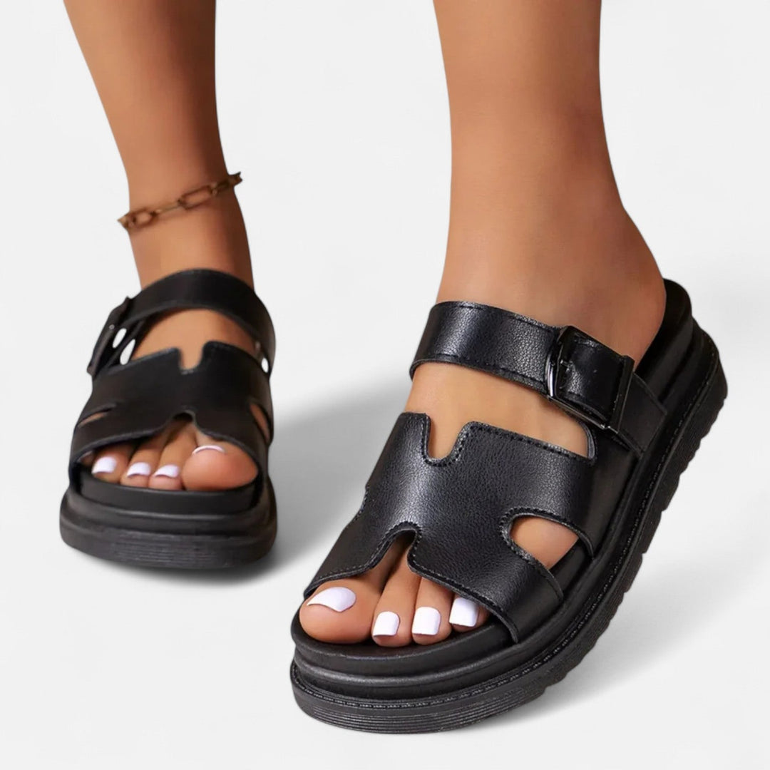 Paar bequeme Damen Walkingschuhe von oben. Stilvolles Design mit atmungsaktivem Obermaterial für maximalen Tragekomfort.