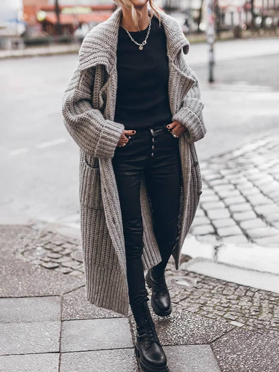 Stilvoller Damen Oversize Strickcardigan mit Revers. Perfekt für Layering im Herbst/Winter.