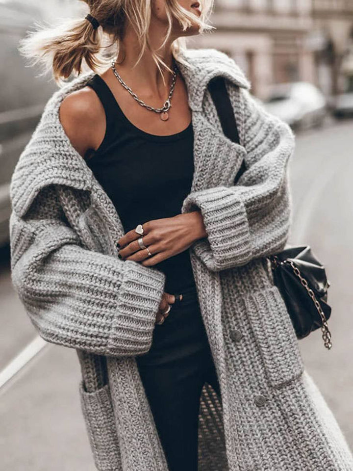 Wärmender Damen Oversize Cardigan mit Revers für kalte Tage. Komfortable Strickjacke Damen.