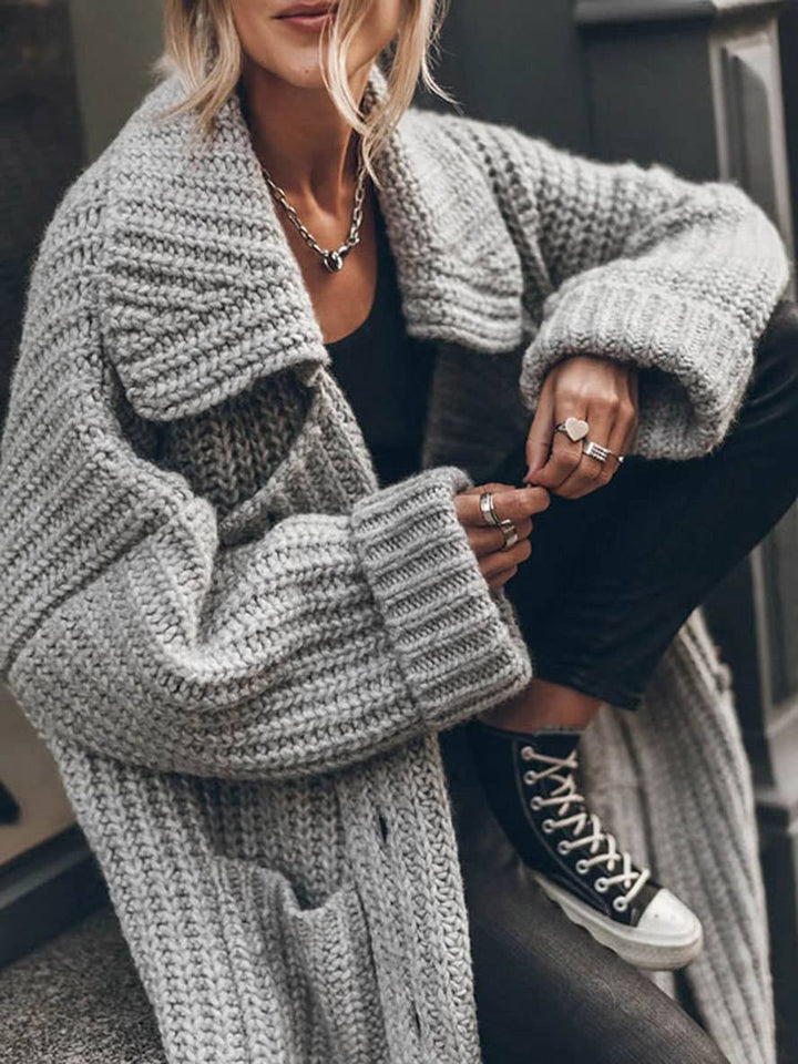 Eleganter Damen Oversize Cardigan mit Revers in Strick. Vielseitige Herbst- & Winterstrickjacke.