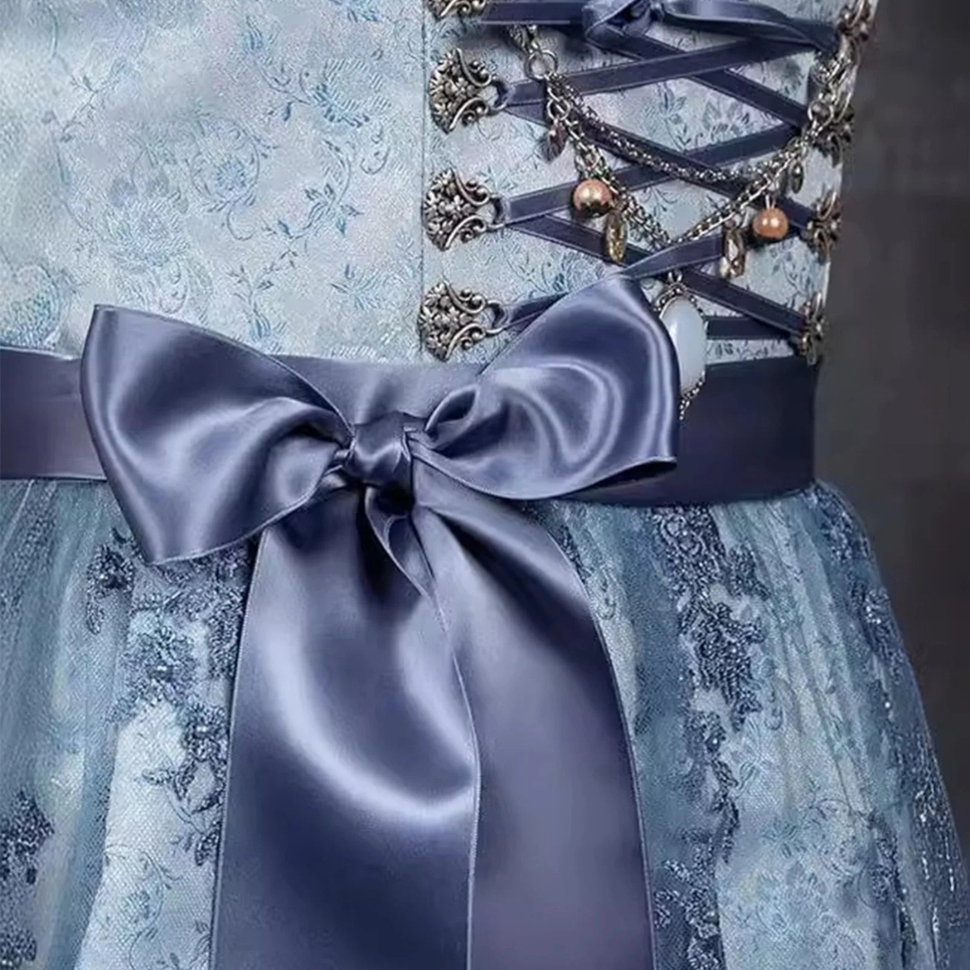 Festliches bayerisches Damen Dirndlkleid. Klassisches Trachtenkleid, ideal für Oktoberfest und Volksfeste.