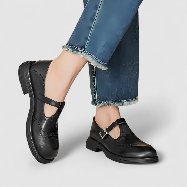 Braune Damen Oxford-Schuhe mit Schnallendetail, zeitlos elegant für einen Vintage-Stil im Büro.