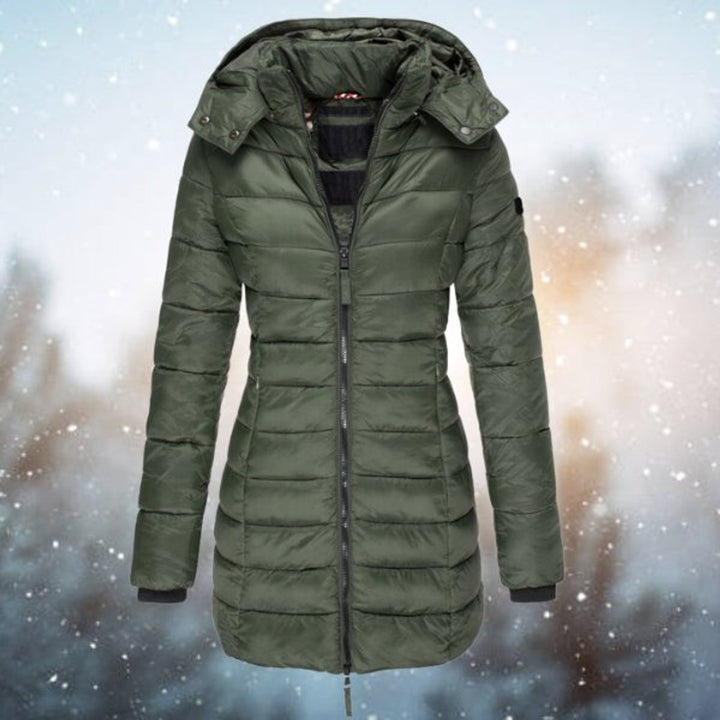 Elegante Damen Steppjacke, lang, mit feiner Steppung und wärmendem Material. Ideal für Wintermode.