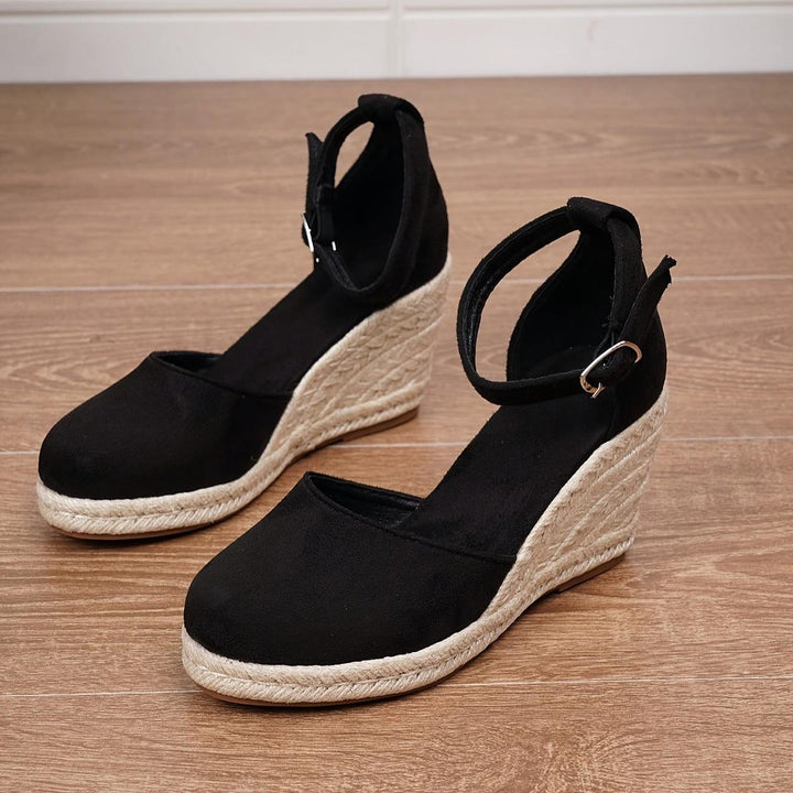 Elegante Damen Sommersandalen mit Keilabsatz, Knöchelriemen und orthopädischer Fußstütze für Freizeit.