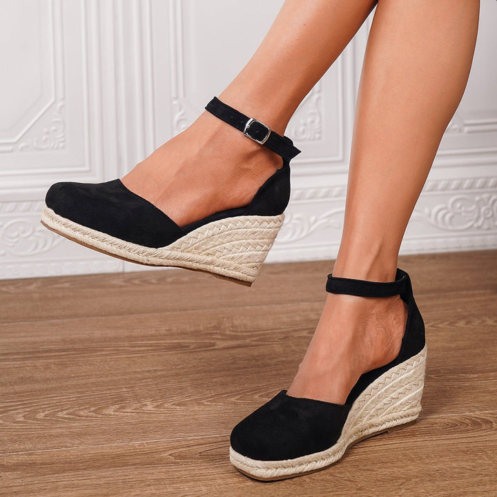 Stilvolle Damenschuhe: Orthopädische Sandalen mit Keilabsatz, Arch Support und elegantem Knöchelriemen.
