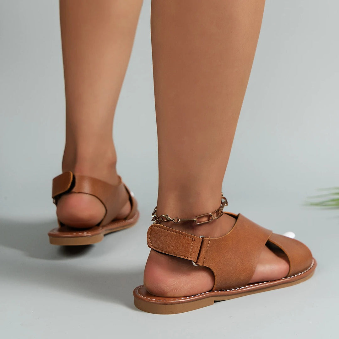 Modische Damen Sandalen mit dekorativer Schnalle, die jedem Sommer-Look Eleganz verleihen. Bequeme Freizeitsandalen.