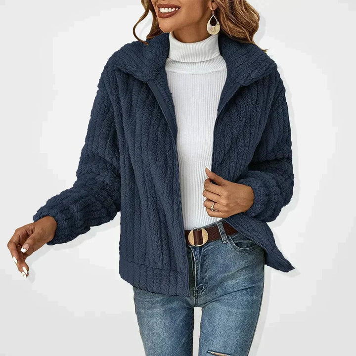 Kuschelige Damen Strickjacke mit Reißverschluss; warme Oversize Winterjacke, perfekt für gemütliche Wintermode.