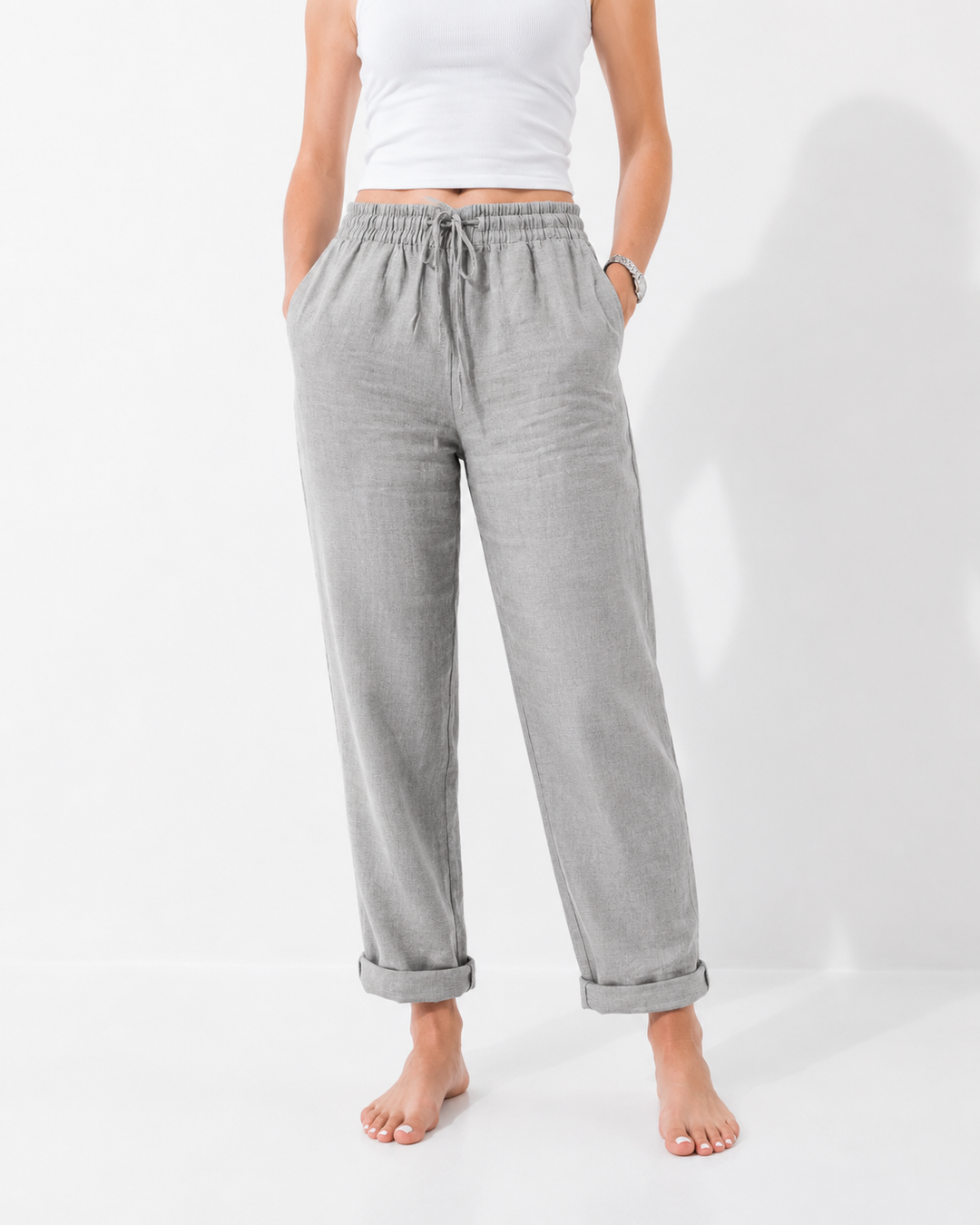 Detailaufnahme: Gummizughose für Damen. Komfortabler Bund für leichte Sommer-Freizeithose in Übergröße.