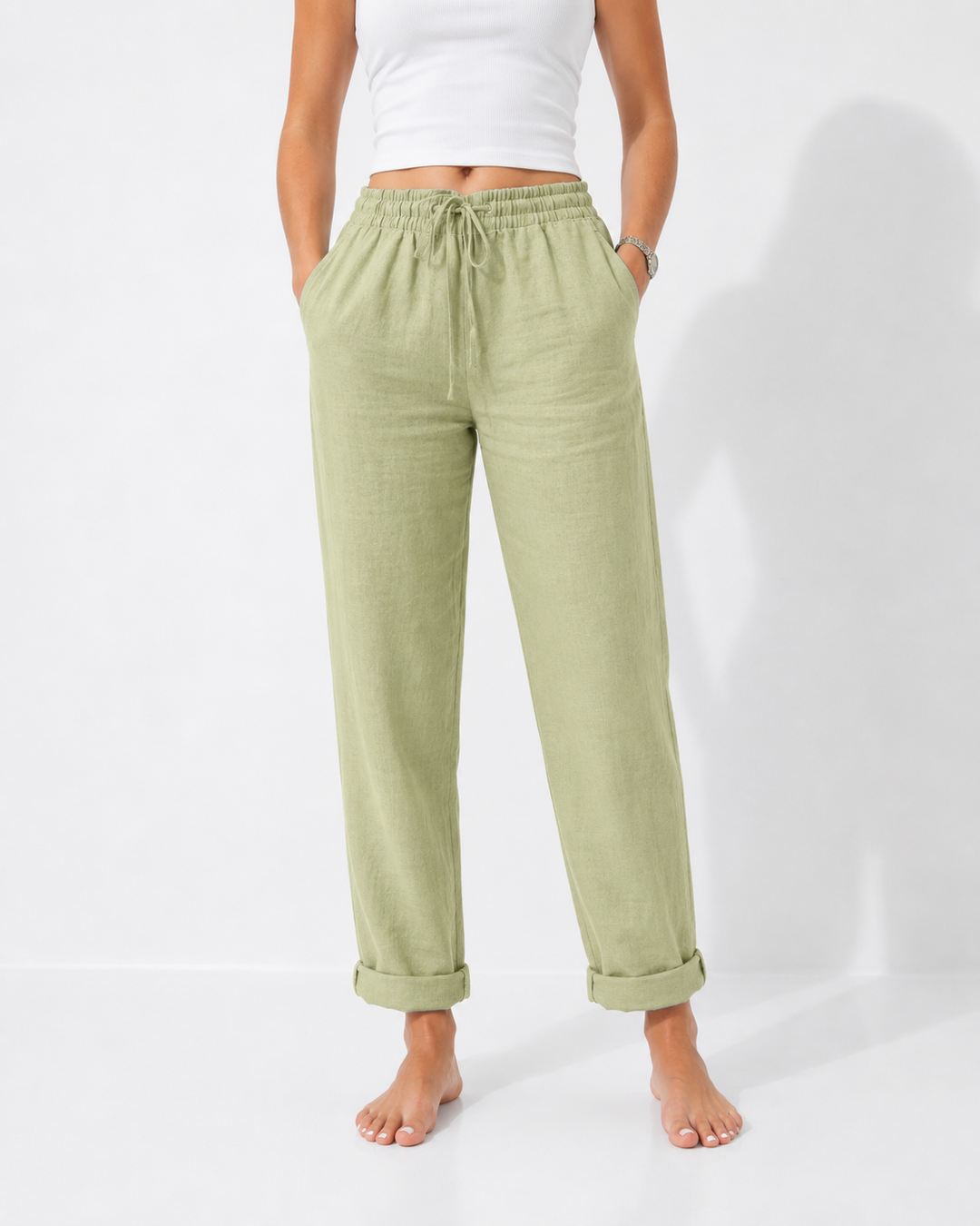 Damenmode: Modell trägt bequeme, unifarbene Sommerhose mit Gummizug. Perfekt sitzende Freizeithose.