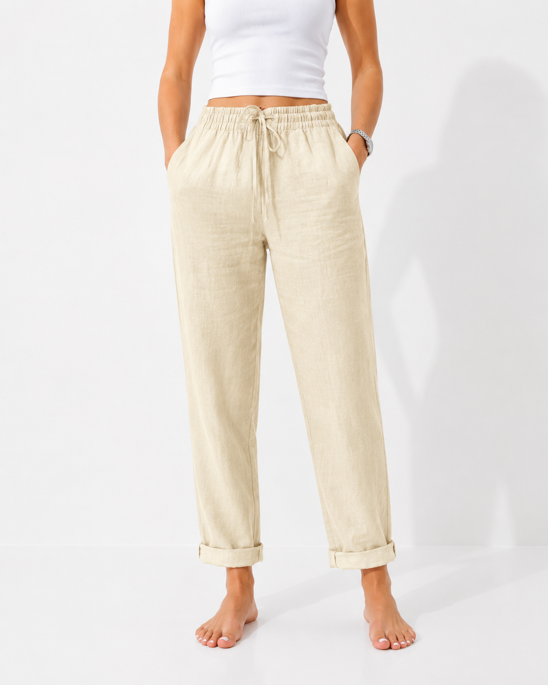 Fließende Damenhose für den Sommer. Leichte, atmungsaktive Gummizughose, perfekt für einen entspannten Look.
