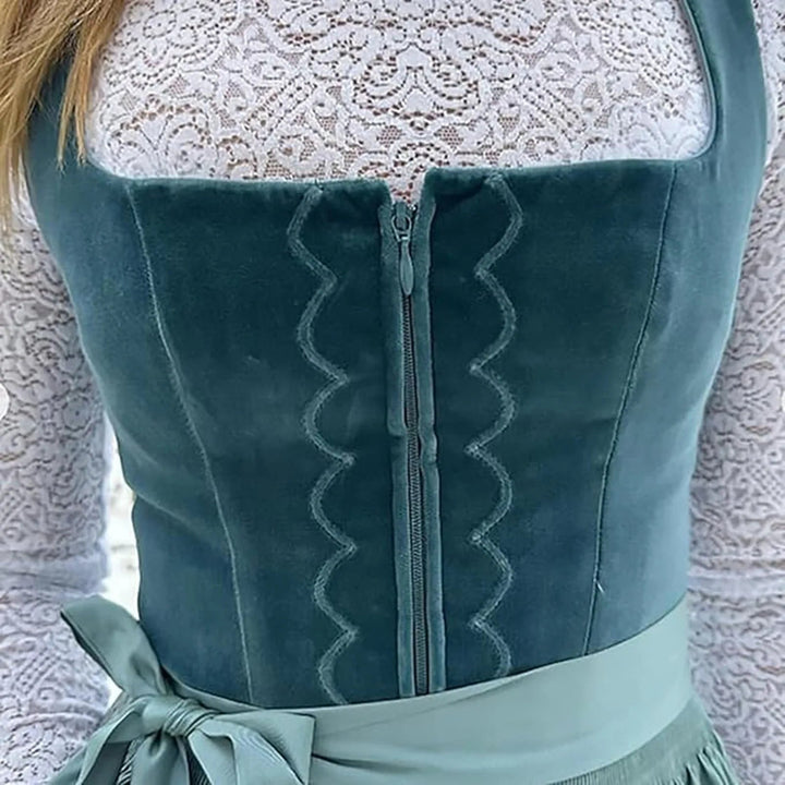 Elegantes Vintage Trachtenkleid für Damen mit Schnürmieder und Schürze, ideal für Oktoberfest und Volksfeste.