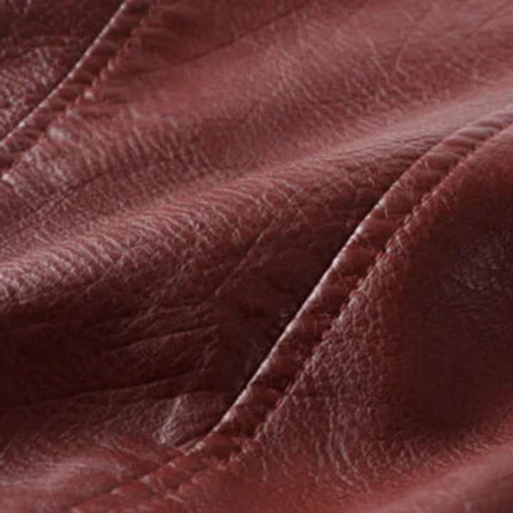 Moderne Damen Bikerjacke. Taillierte Kurzjacke mit dekorativem Gürtel und robusten Reißverschlüssen für Modebewusste.