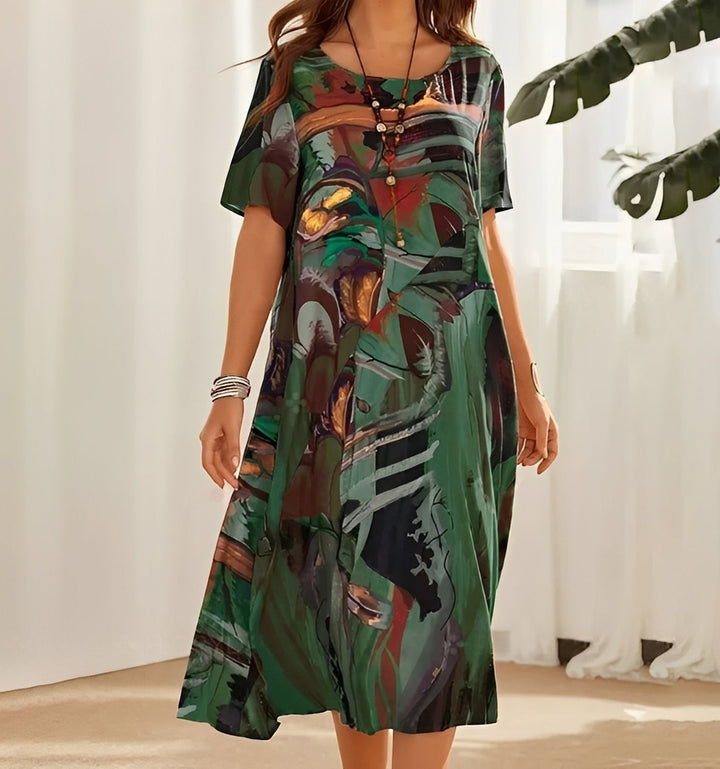 Modisches Damenkleid mit bequemem Relaxed Fit, kurzen Ärmeln und auffälligem Statement-Design.