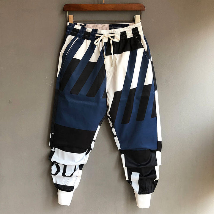 Herren Jogginghose mit auffälligem Graffiti-Print, ideal für coole Streetwear-Looks und urbane Mode.