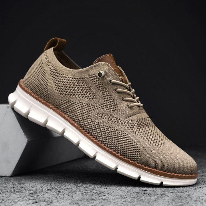 Schwarze Herren Sneaker, leicht & atmungsaktiv für täglichen Komfort. Perfekte Freizeitschuhe für den urbanen Alltag.