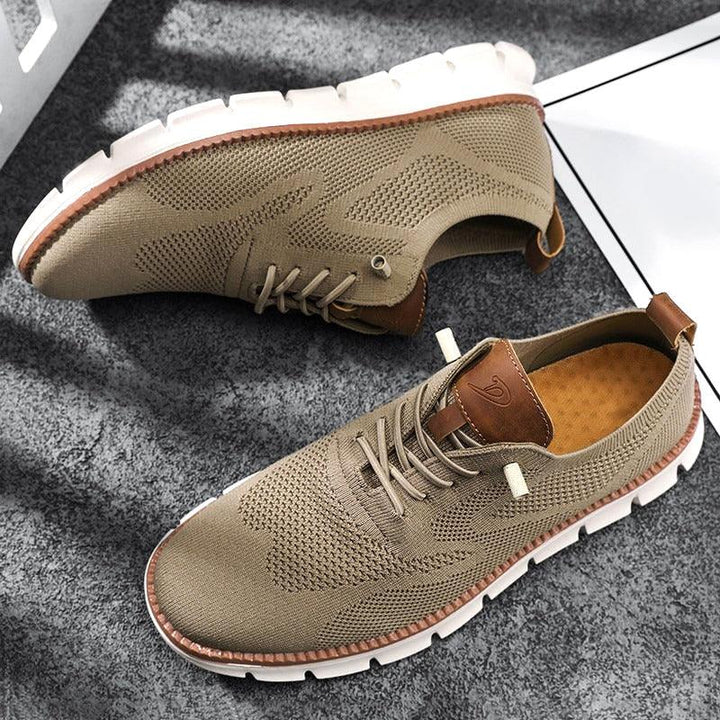 Detaillierte Ansicht der Schnürschuhe. Modische Herren Sneaker in Schwarz, atmungsaktiv & leicht für den Alltag.