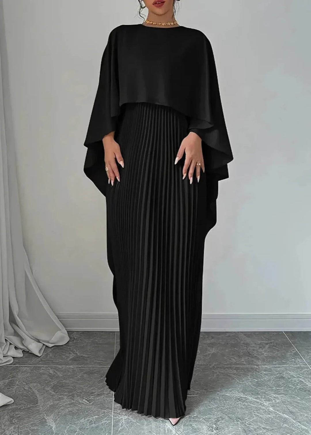 Stilvolles Damen Plissee-Kleid mit Cape, lang und fließend. Eine elegante Wahl für besondere Abendveranstaltungen.